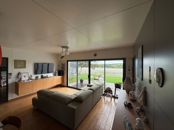 Maison de charme côté ville et côté campagne. À 20 mn des côtes bretonnes et des plages.