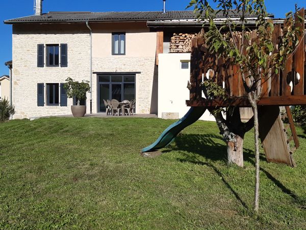 Maison de vacance spacieuse en pierre proche lacs et montagnes