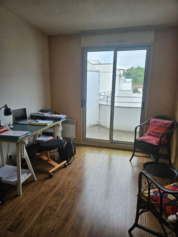 F2 agréable et lumineux avec grand balcon. 4ème étage avec ascenseur. Parking couvert.