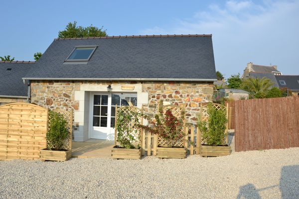Ty Bihan, Petite maison typique bretonne, dans un village, au calme , à 500 m de la mer, du GR34