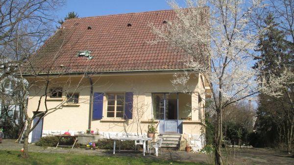 Maison rustique et jardin 2 chambres avec terrasses et petite chambre. Cohabitation autres résident