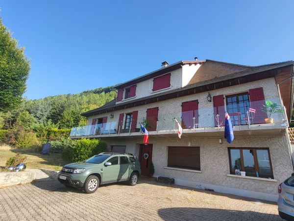 Home in the countryside,  close to skiing et lakes in the summer