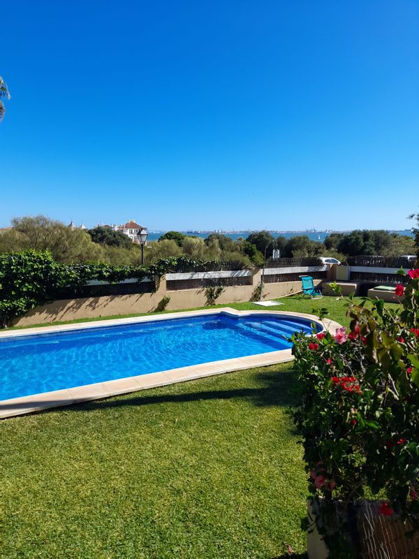 Chalet adosado de 4 dormitorios al lado de la playa en urbanización de 9 vecinos con piscina