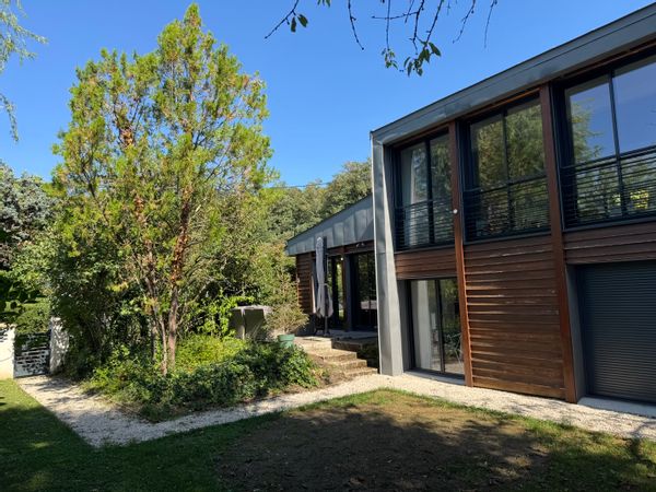 La maison de VIRGINIE est à 45 minutes en transports en commun du centre de Paris.