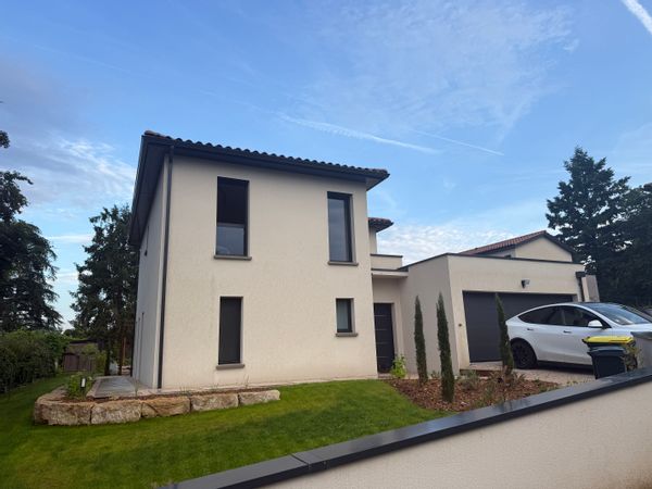 Cocon moderne, spacieux et calme situé à 15 minutes du centre de Lyon en transport en commun