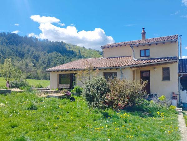 La maison de OPHELIE Maison au coeur de la campagne et d'une ferme de brebis.
