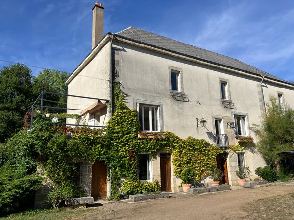Le moulin de Michelle et Pierre. Au bord de l'Arnon et au milieu d'un parc de 2 hectares.