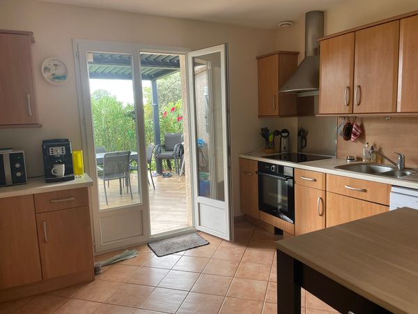 Petite maison de plein pied sur terrain arboré avec piscine couverte à proximité de Montpellier (34)