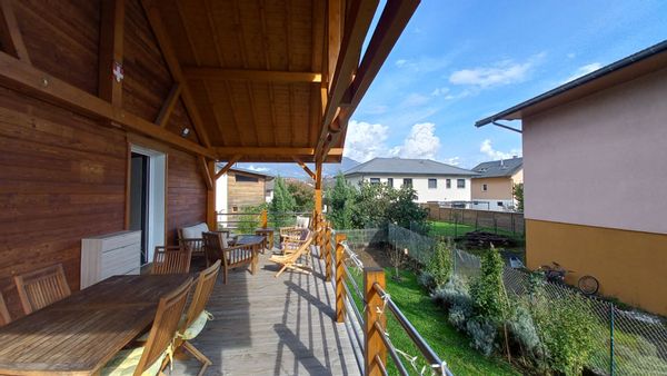 Maison 3 chambres de 120m2 avec jardin et grande terasse en bois dans un quartier calme de Chambéry