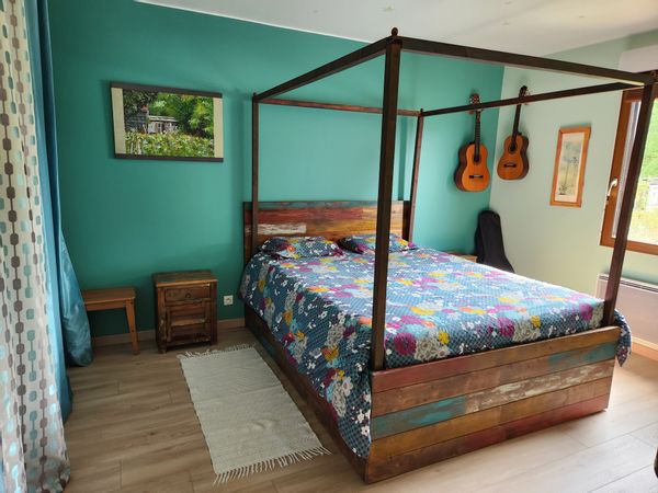 Maison en bois à la campagne entre Périgord et Charente.