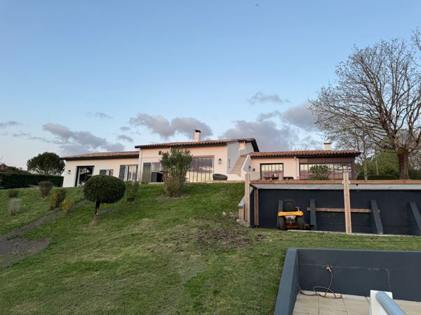 La maison de Caroline Situé à 15 mn de Bordeaux, à 2 pas du vignobles bordelais