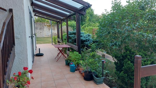 Grande chambre rénovée avec douche et wc  dans une maison au coeur d'un village à 45 min de Paris.