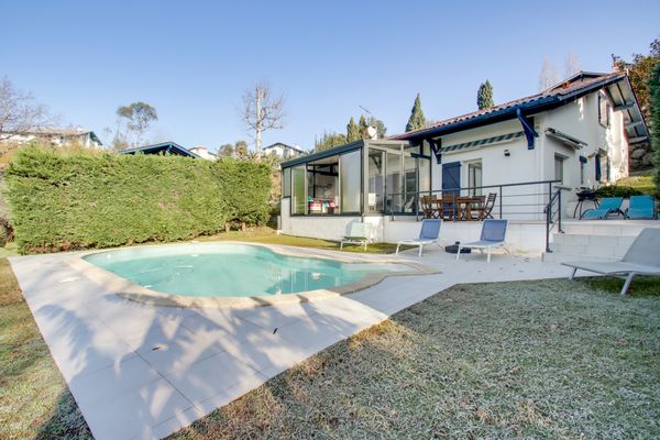 Villa sur golf avec piscine et spa au calme proche mer