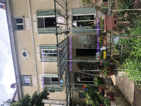 La maison de André est situé dans un quartier calme ....tout en étant à 300M à pied du centre ville