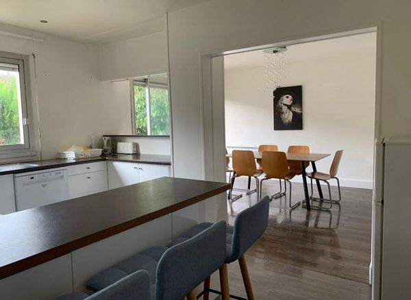 Maison en zone pavillonnaire sécurisée et calme, proche de Paris, bien desservis en transports.