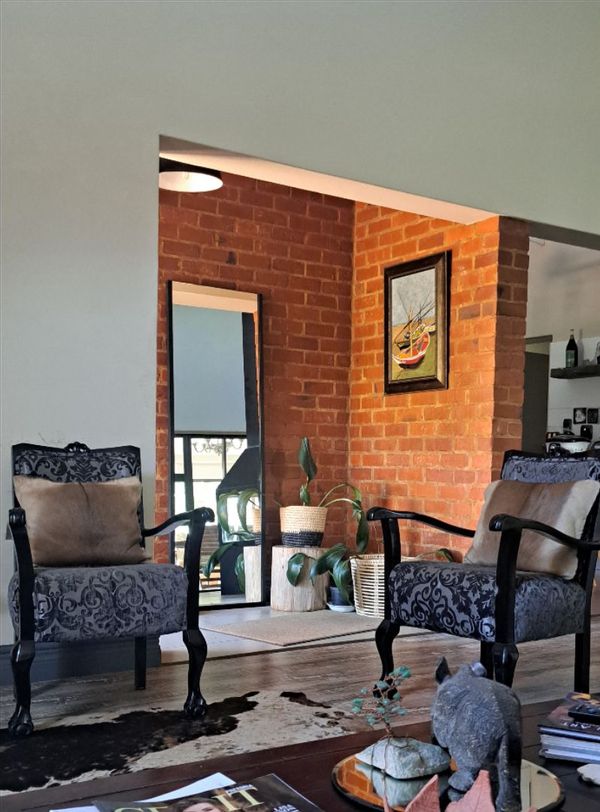 House in previous equestrian estate, our plot is large and has a home with 3 bedrooms and a flat.