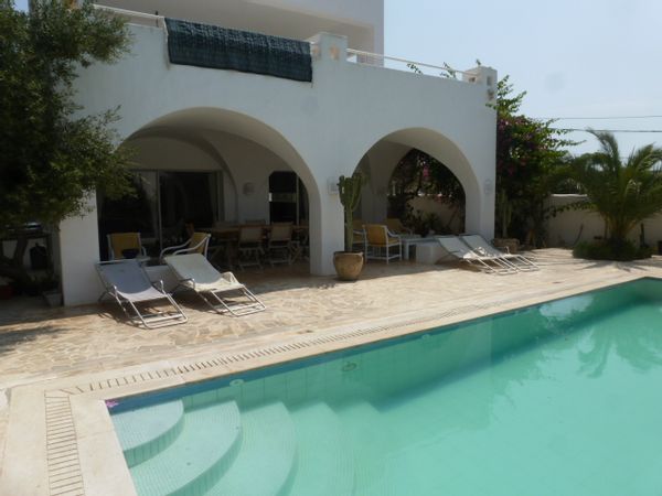 Maison de style arabe avec piscine, très lumineuse, sur les hauteurs d'Hammamet.