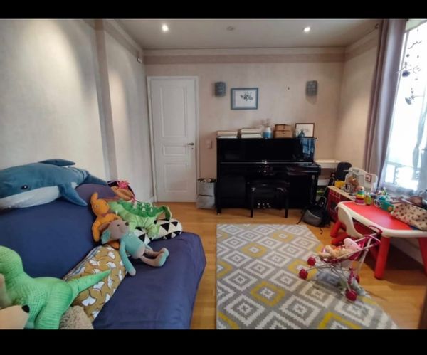 Parisian Serenity: Bright apartment, Two Baths. Steps from the vibrant Rue Daguerre open-air market.