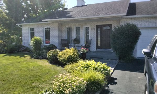 La maison de Lynda et Julien est un petit nid douillet pour 2 ou 4 personnes avec grand jardin.