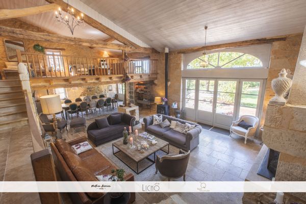 Ancienne ferme viticole où se conjuguent le confort moderne et le charme d'antan.