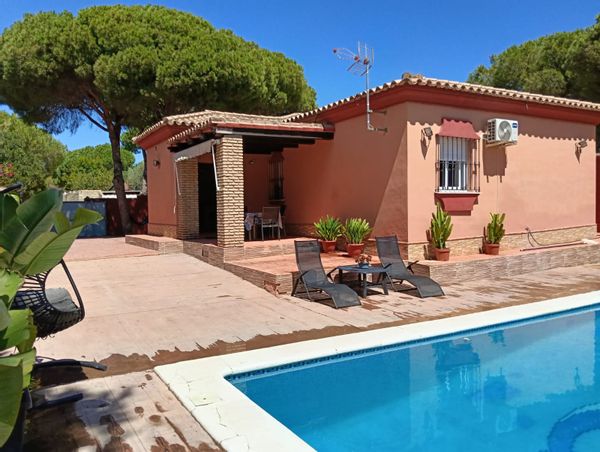 Villa Carmen, un bonito alojamiento rural en Costa de la Luz para 6 huéspedes con piscina privada