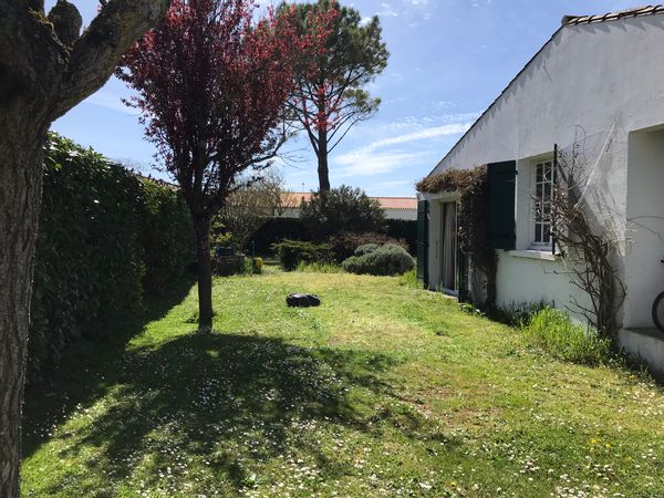 Grande maison lumineuse, avec terrasse couverte et un grand jardin aménagé