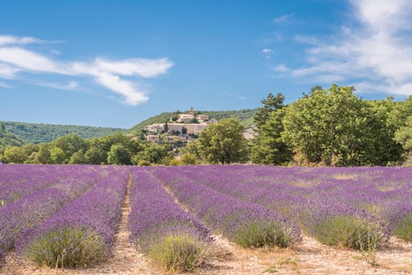Maison au pied d'un  village typique de Provence