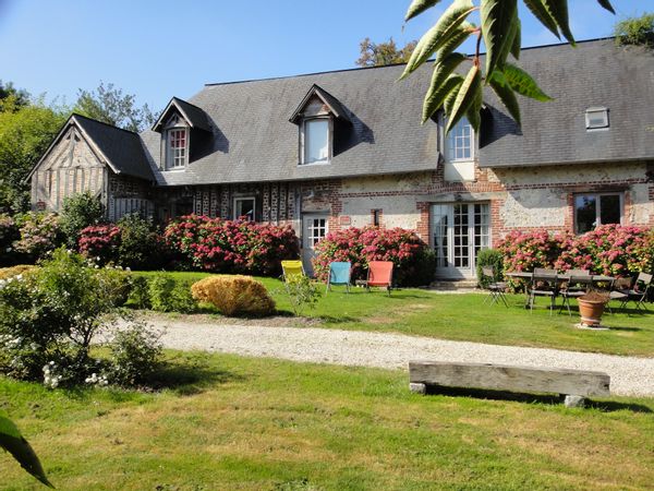 A 5 mn de Honfleur, ancien pressoir réaménagé pour 6/7 personnes. Magnifique jardin. Très calme