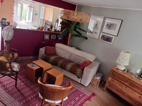 La chambre privée de SOPHIE est agréable dans un quartier calme. Parking privatisé. Petite terrasse