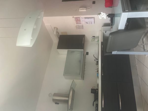 Una cucina un soggiorno una camera da letto un bagno è un terrazzo