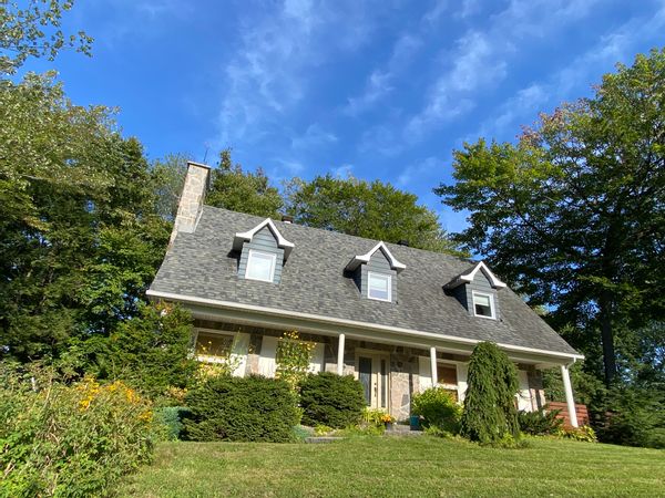 Vaste maison sur 3 étages avec belle cour boisée à Trois-Rivières