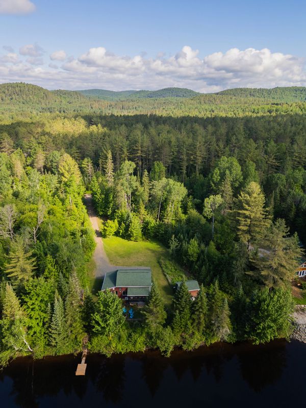 BOHÔME : chalet de charme en bois, confort et nature au bord de la rivière.
