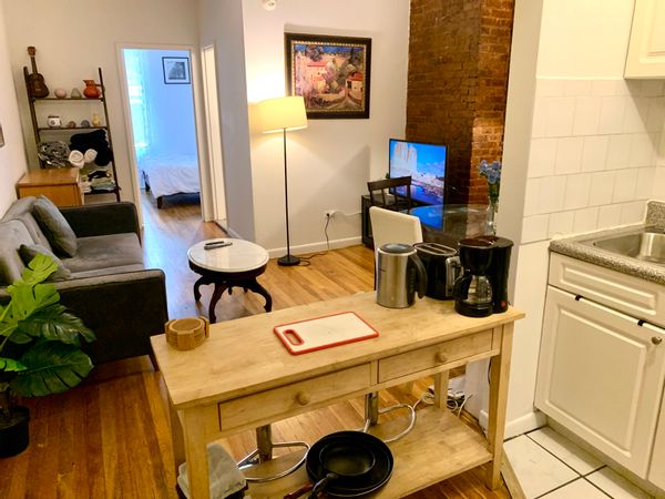 Classic 2 Bedroom in the Upper East Side on a Charming Bock: Close to Central Park, Times Square