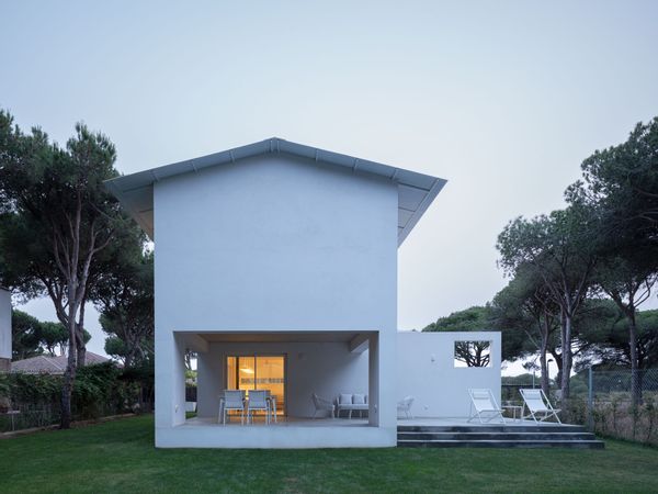 Casa con jardín y piscina junto a la playa de Roche.