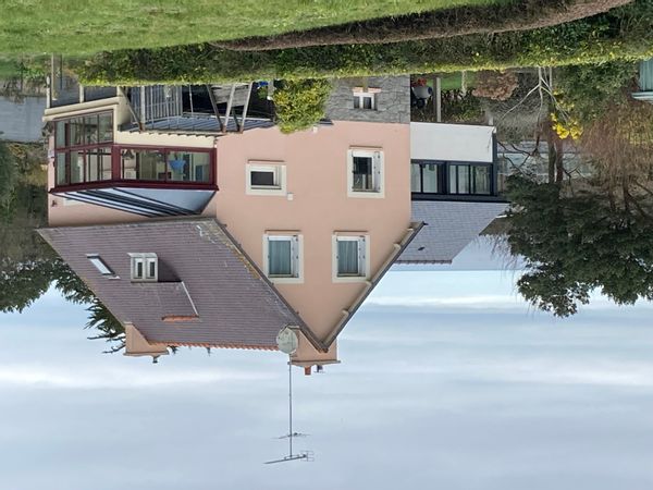 L’abri côtier rose, est situé en Bretagne dans un village près du cap Frehel à 350 m de la plage.