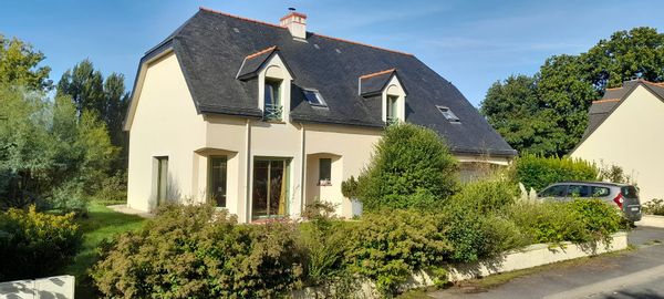 Chambre dans grande maison avec jardin à mi-chemin entre Rennes et la Côte d'Emeraude.
