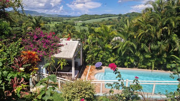 Belle et spacieuse villa avec vue mer, jardin tropical, piscine et jacuzzi!