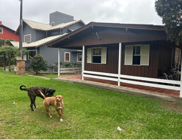 Casa com lindo jardim a uma quadra do mar!
