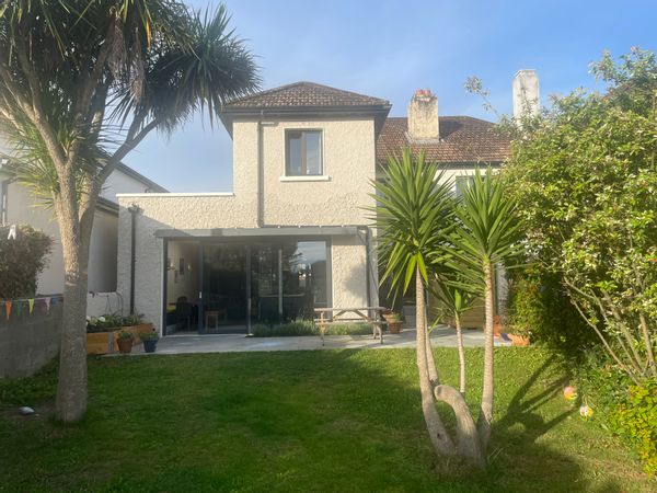 Family home in coastal town S. of Dublin 400m to the beach and promenade.  All amenities  close by.