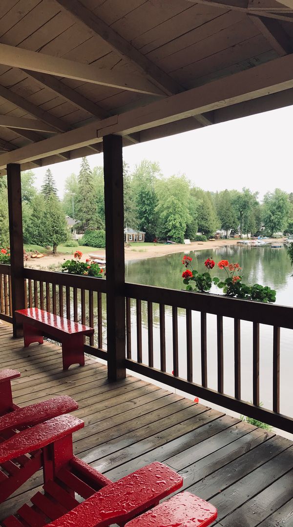 Charmant chalet sur le bord d’un lac en Outaouais. Vue imprenable sur le lac et couchers de soleil.