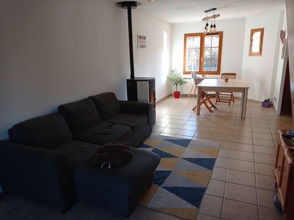 Maison 4 chambres et grande véranda, dans le jura. Proche lacs, rivières, et circuits œnologiques.