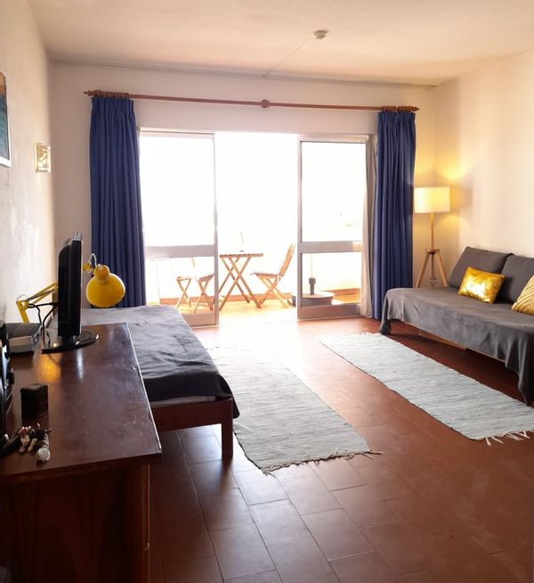 Eden's house, Sunny studio apartment, ocean view with balcony. 15 min walk Albufeira and beach.