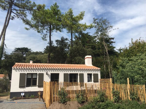 Charmante petite maison neuve de 40 m², véritable havre de paix niché au cœur du bois des Eloux.