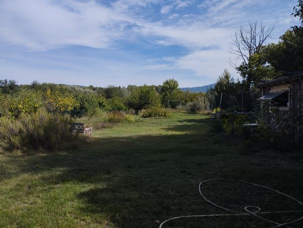 Une maison proche de la rivière, dans la plaine de la rivière, à 2km du village