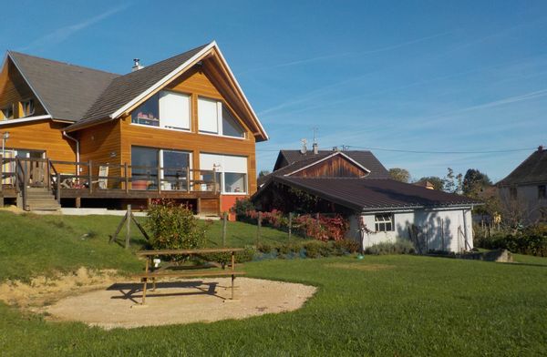 Grande maison familiale en bois, confortable, calme, très lumineuse avec un grand jardin privatif