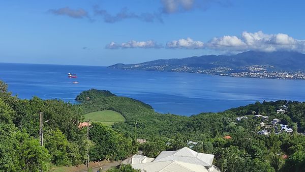 Vue mer, confort et commodités à quelques minutes des plus belles plages de Martinique