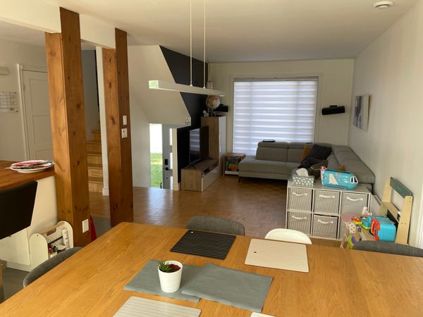 La maison de JF est situé dans un cul de sac donc sécuritaire et tranquille et offre une belle vue.