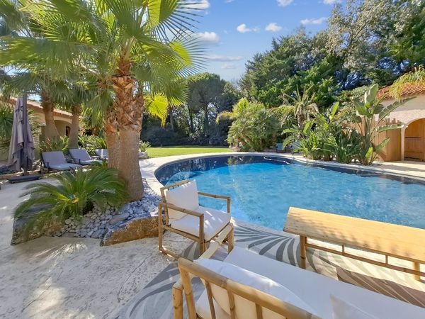 Villa de plein pied avec grande piscine chauffée à Sérignan 5 chambres confortables