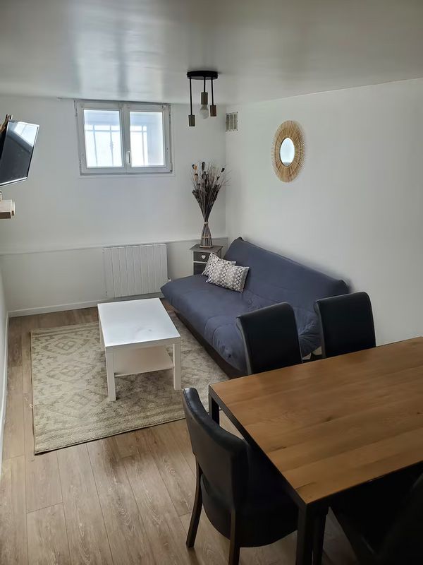 Bienvenue dans notre confortable appartement situé aux portes de Paris, juste en face d’une gare.