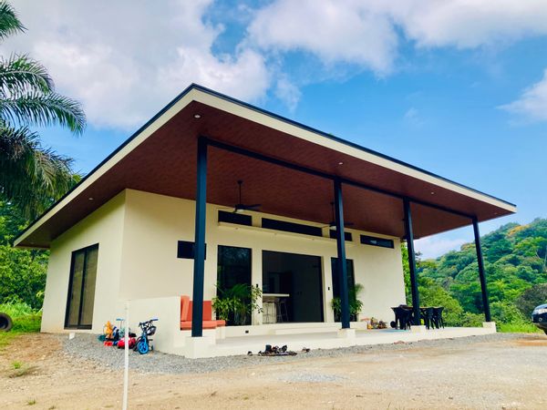 Maison neuve 2025, jungle Costa Rica, 2 ch. avec SDB, vue montagne, confort & nature.